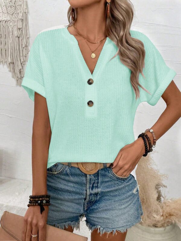 Camiseta de Verano Casual con Cuello en V y Botones Decorativos - Image 25