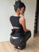 Blusa Negra Sin Mangas con Lazo en la Espalda y Cuello Redondo