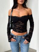 Blusa Y2K Ajustada con Hombros Descubiertos y Manga Larga de Encaje
