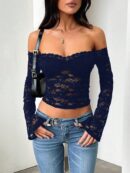 Blusa Y2K Ajustada con Hombros Descubiertos y Manga Larga de Encaje