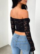 Blusa Y2K Ajustada con Hombros Descubiertos y Manga Larga de Encaje