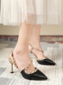 Sandalias Slingback de Taco Alto con Tachuelas y Correas Cruzadas