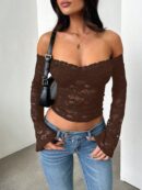 Blusa Y2K Ajustada con Hombros Descubiertos y Manga Larga de Encaje