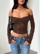 Blusa Y2K Ajustada con Hombros Descubiertos y Manga Larga de Encaje