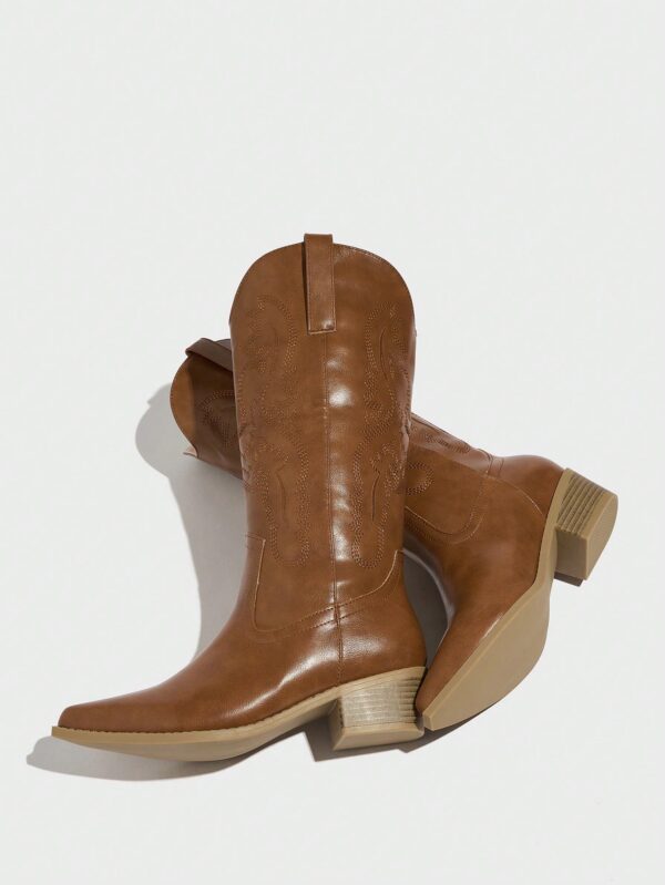 Botas de Tacón Medio con Bordados Estilo Western y Acabado Brillante - Image 29