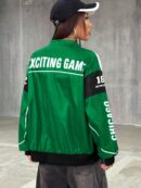 Campera Bomber Letras Contraste con Hombros Caídos
