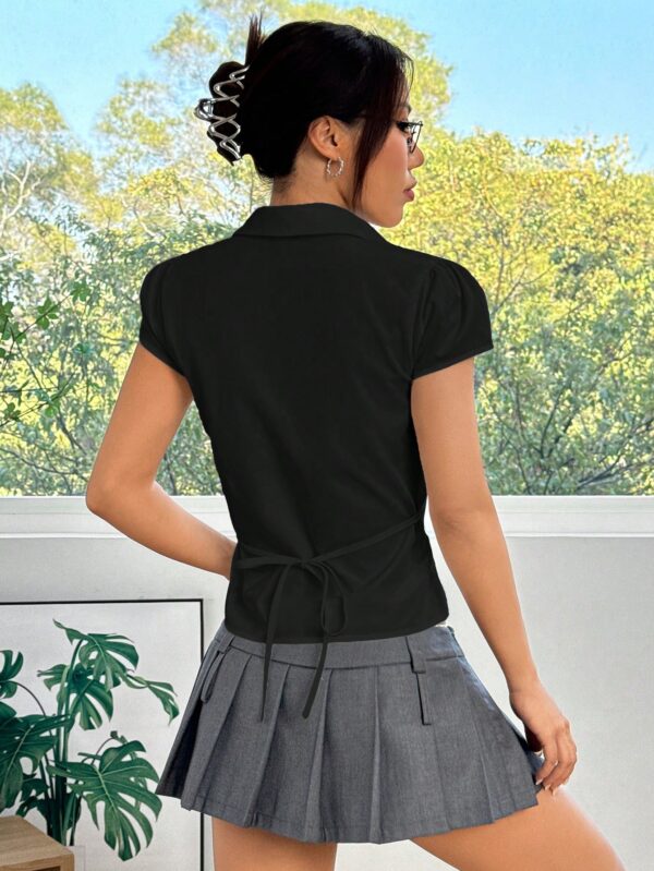 Blusa Blanca con Lazada Frontal y Mangas Cortas - Image 3