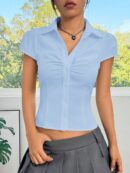 Blusa Blanca con Lazada Frontal y Mangas Cortas
