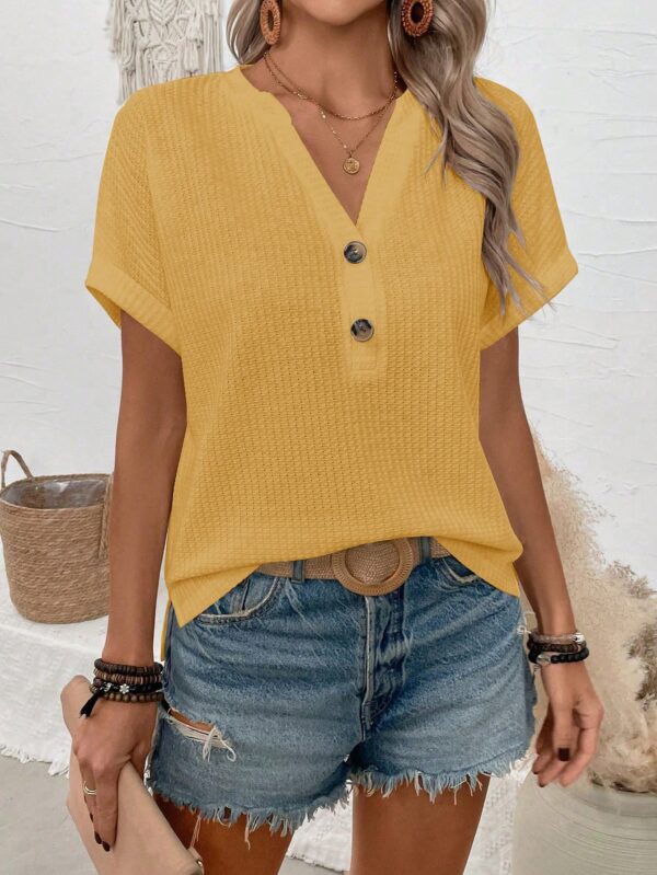 Camiseta de Verano Casual con Cuello en V y Botones Decorativos - Image 16