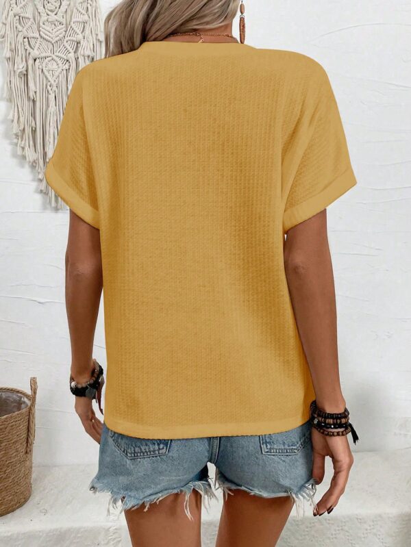 Camiseta de Verano Casual con Cuello en V y Botones Decorativos - Image 17