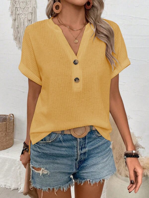 Camiseta de Verano Casual con Cuello en V y Botones Decorativos - Image 18