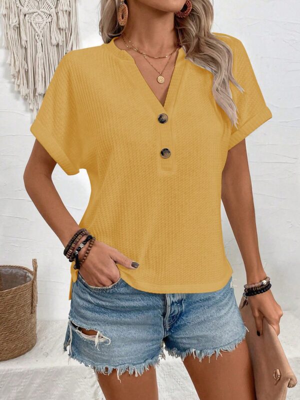 Camiseta de Verano Casual con Cuello en V y Botones Decorativos - Image 19