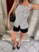 Blusa Elegante de Rayas con Botones y Abertura Frontal