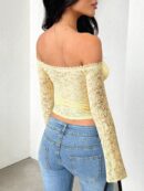 Blusa Y2K Ajustada con Hombros Descubiertos y Manga Larga de Encaje