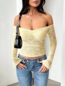 Blusa Y2K Ajustada con Hombros Descubiertos y Manga Larga de Encaje