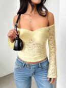 Blusa Y2K Ajustada con Hombros Descubiertos y Manga Larga de Encaje