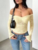Blusa Y2K Ajustada con Hombros Descubiertos y Manga Larga de Encaje