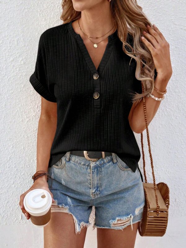 Camiseta de Verano Casual con Cuello en V y Botones Decorativos - Image 3
