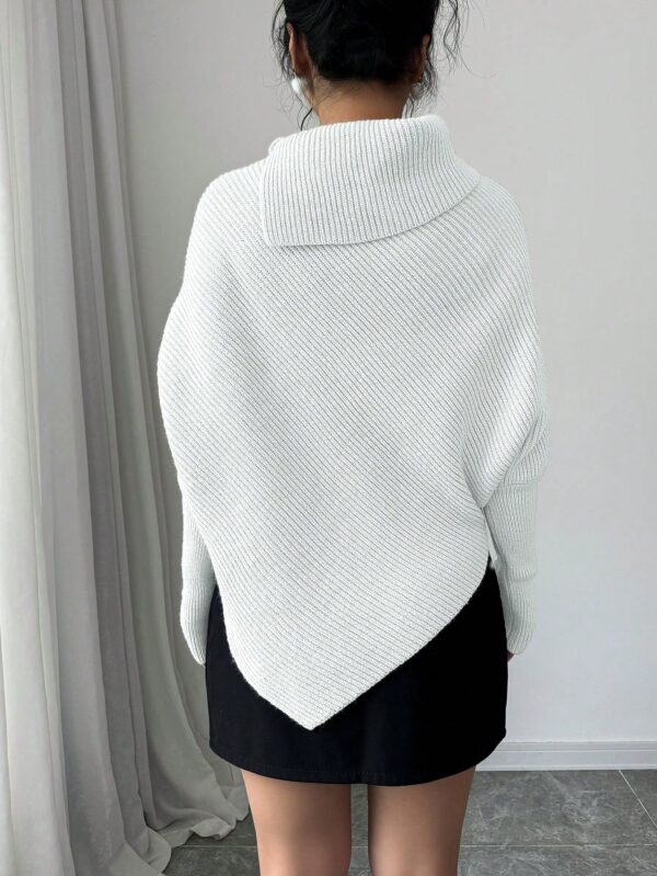 Sweater Asimétrico de Cuello Alto con Manga Murciélago - Image 22