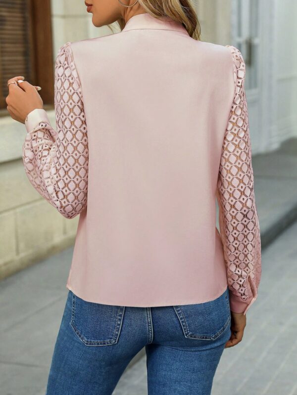 Blusa Casual con Encaje en Contraste y Escote Muesca - Image 20