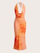 Vestido Largo Rojo Floral con Espalda Descubierta y Cuello Barco