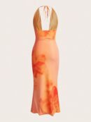 Vestido Largo Rojo Floral con Espalda Descubierta y Cuello Barco