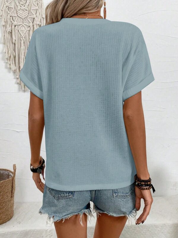 Camiseta de Verano Casual con Cuello en V y Botones Decorativos - Image 12
