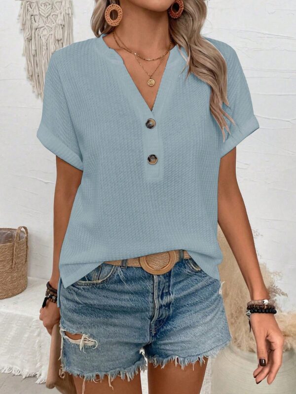 Camiseta de Verano Casual con Cuello en V y Botones Decorativos - Image 14
