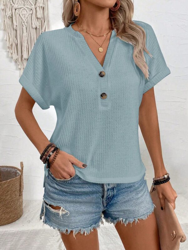 Camiseta de Verano Casual con Cuello en V y Botones Decorativos - Image 15