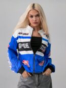 Campera Bomber Letras Contraste con Hombros Caídos