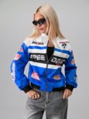 Campera Bomber Letras Contraste con Hombros Caídos