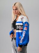 Campera Bomber Letras Contraste con Hombros Caídos