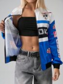 Campera Bomber Letras Contraste con Hombros Caídos