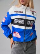 Campera Bomber Letras Contraste con Hombros Caídos