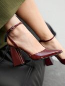 Zapatos de Tacón Grueso en Rojo Vino con Correa en el Tobillo