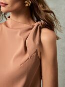 Blusa Negra Asimétrica con Nudo en Hombro y Cuello