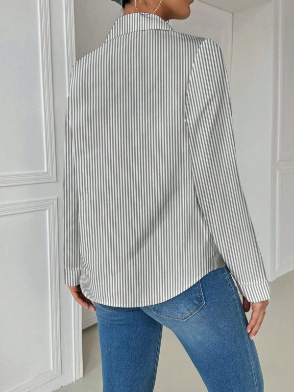 Blusa Casual Blanca de Manga Larga con Cuello y Bolsillo - Image 37