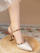 Sandalias Slingback de Taco Alto con Tachuelas y Correas Cruzadas