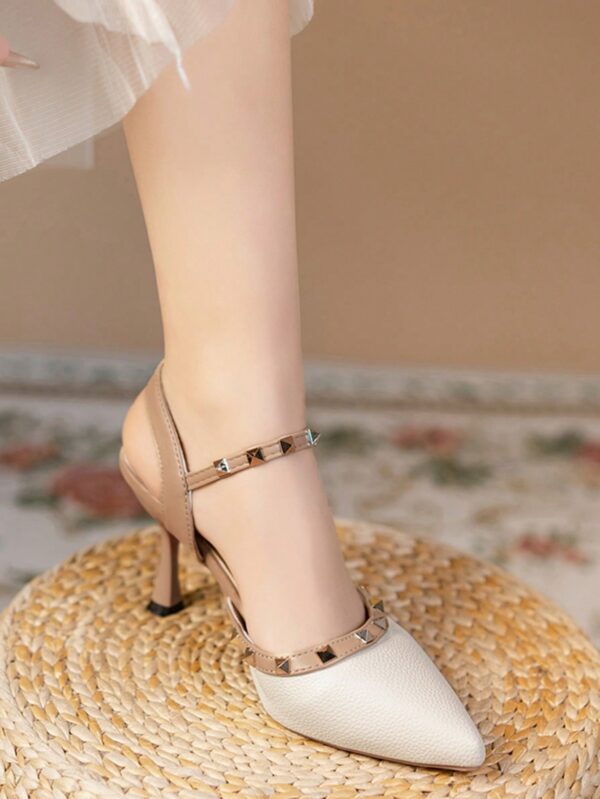 Sandalias Slingback de Taco Alto con Tachuelas y Correas Cruzadas - Image 25