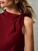 Blusa Negra Asimétrica con Nudo en Hombro y Cuello