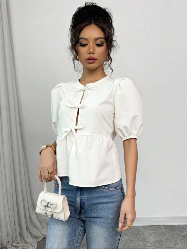 Blusa Mujer con Mangas Puff, Lazo y Peplum - Image 6