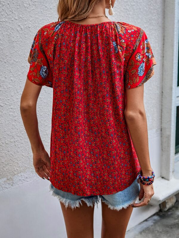 Blusa de Manga Mariposa con Estampado Floral y Lazo al Cuello - Image 2