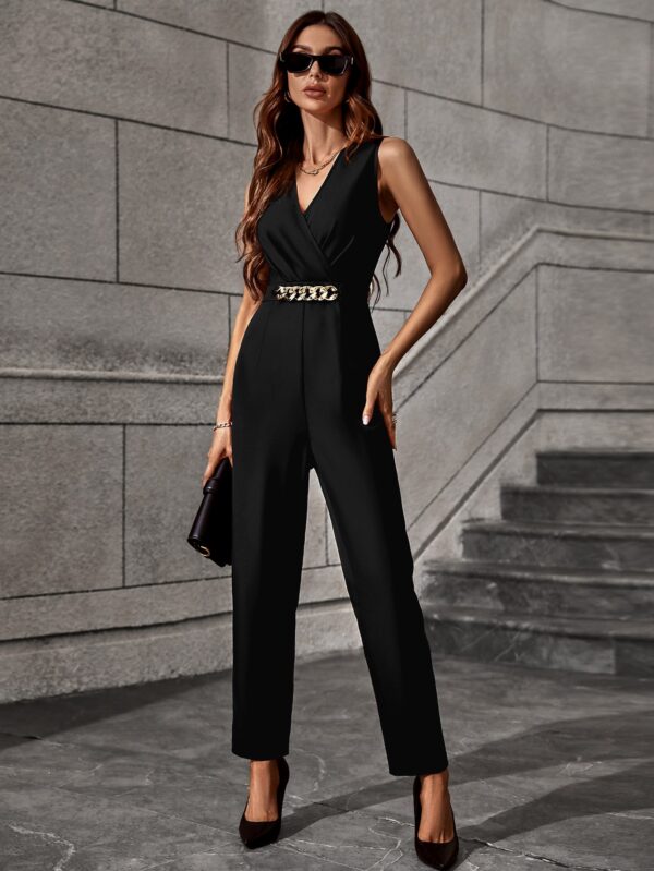 Mono Elegante con Detalles de Cadena en Escote - Image 3