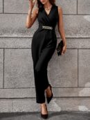 Mono Elegante con Detalles de Cadena en Escote