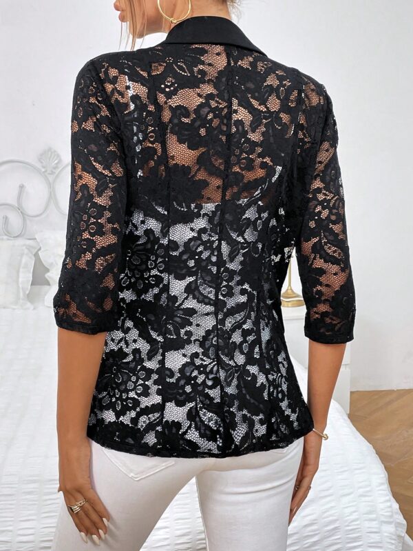 Chaqueta Elegante con Detalles de Encaje y Botón Único - Image 2