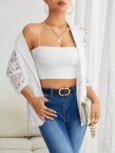 Chaqueta Elegante con Detalles de Encaje y Botón Único