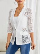 Chaqueta Elegante con Detalles de Encaje y Botón Único