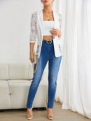 Chaqueta Elegante con Detalles de Encaje y Botón Único