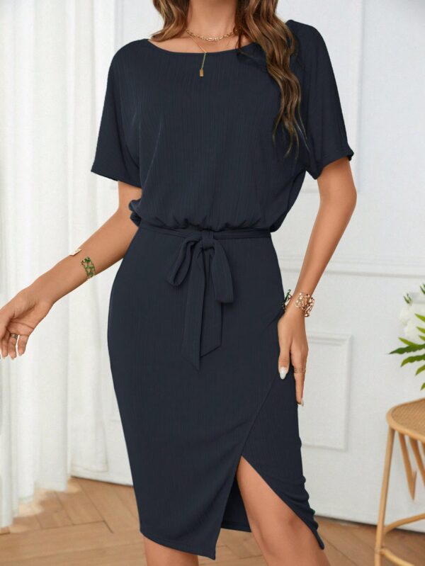 Vestido Casual con Cinturón y Falda Dividida de Manga Murciélago - Image 9
