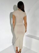 Vestido Ajustado de Cuello Redondo en Color Sólido